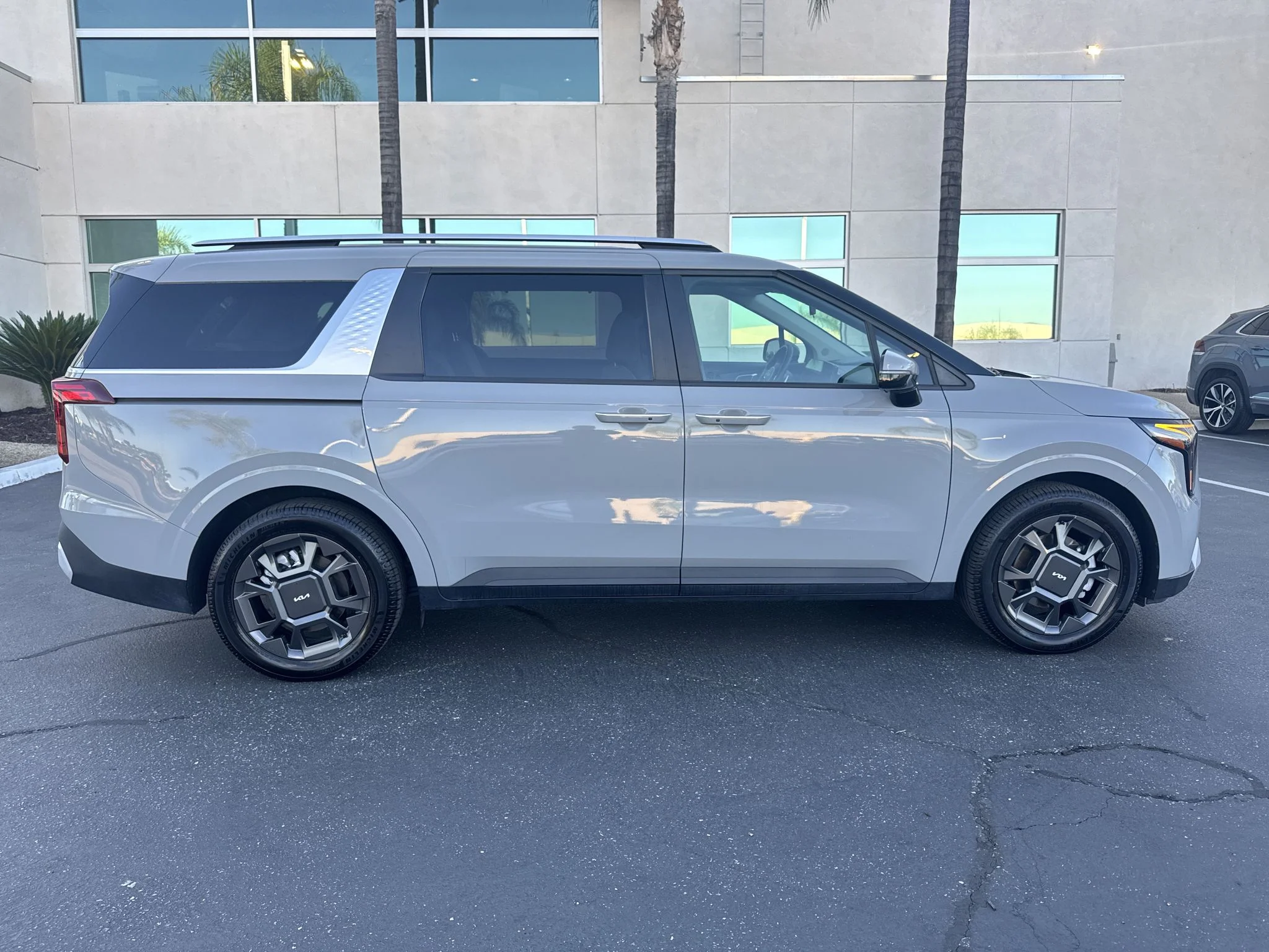 Used 2025 CERAMIC SILVER Kia EX image 9