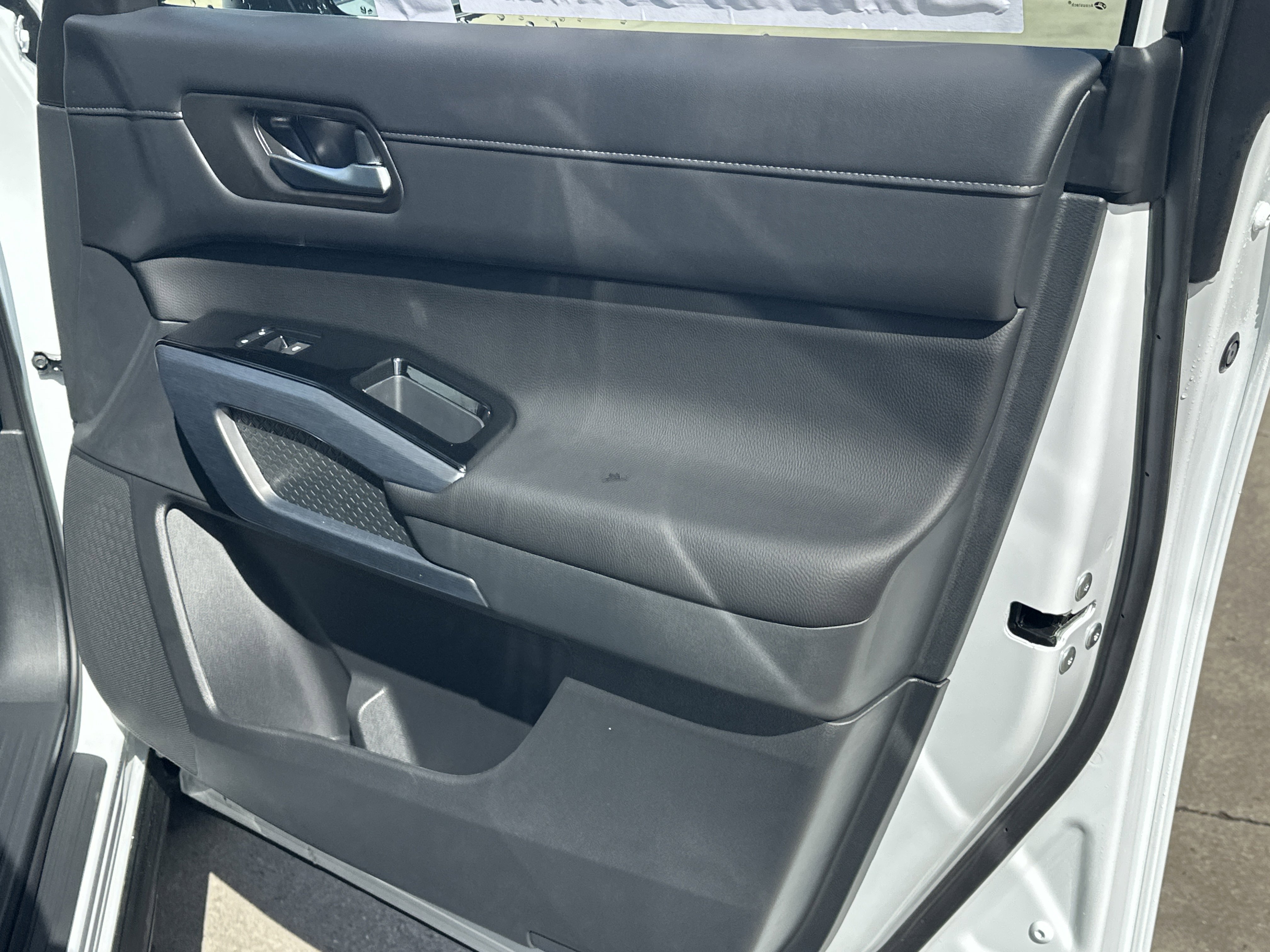 New 2026 Everest White Pearl Tricoat Nissan SL image 15