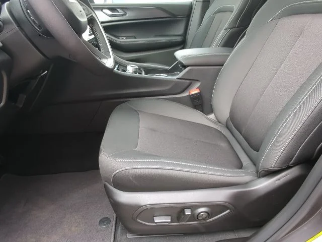 New 2026 Baltic Gray Metallic Clear-Coat Exterior Paint Jeep Laredo X image 24