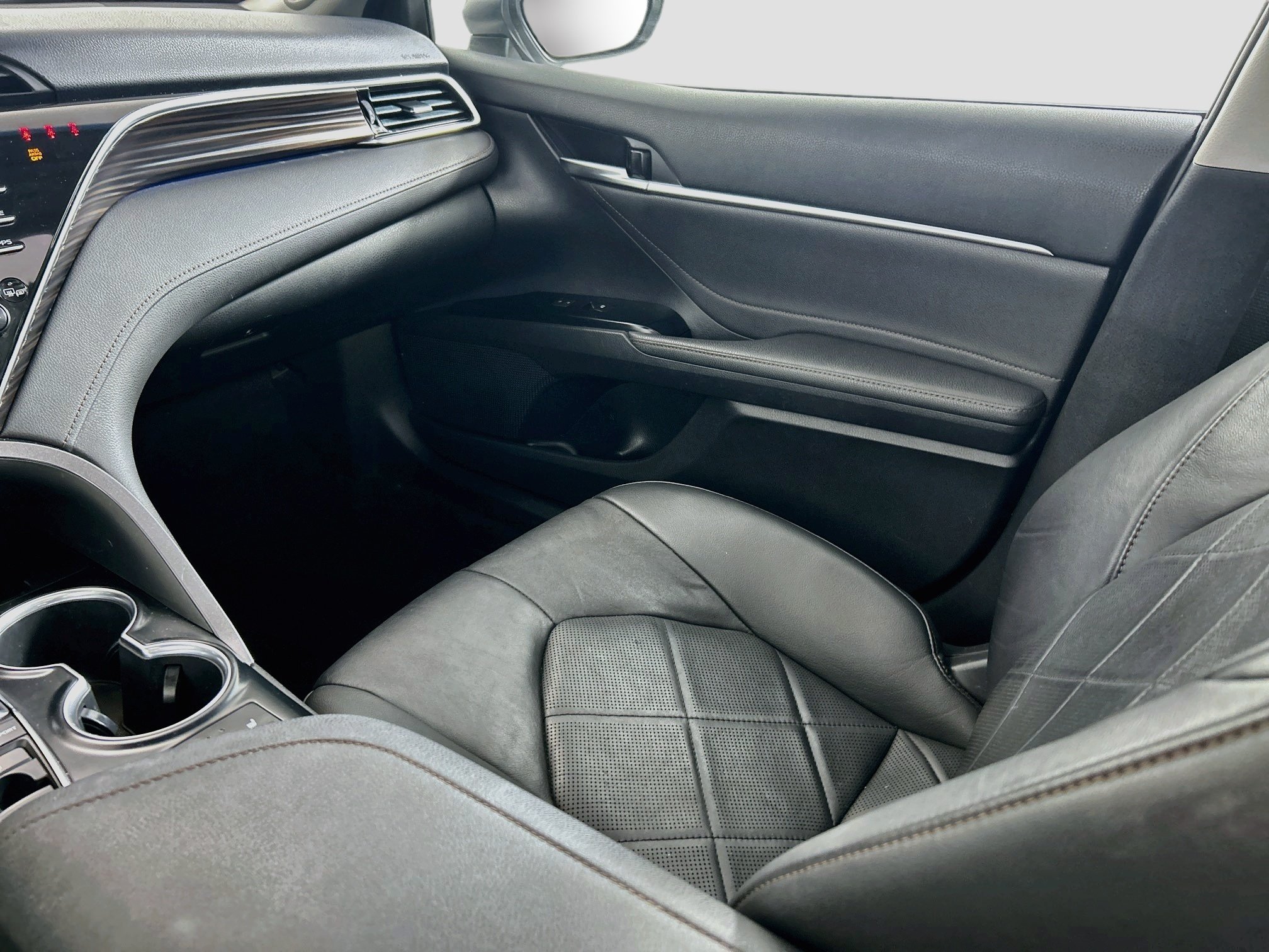Used 2018 Wind Chill Pearl Toyota XLE image 24