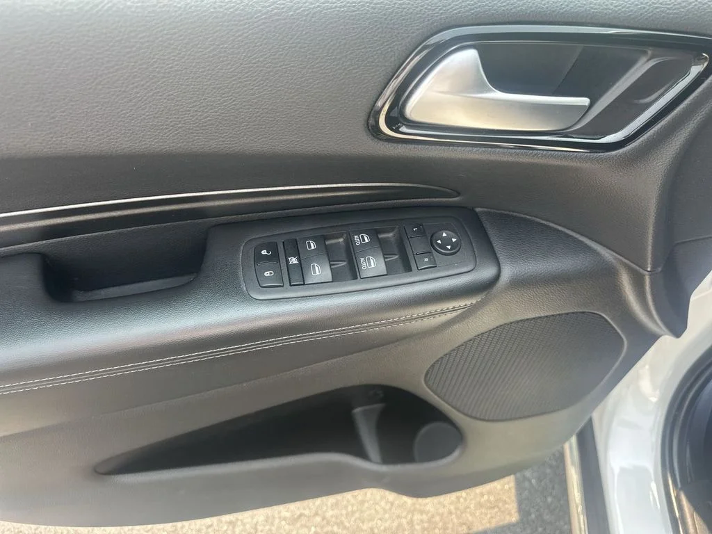 Used 2023 White Dodge SXT image 19