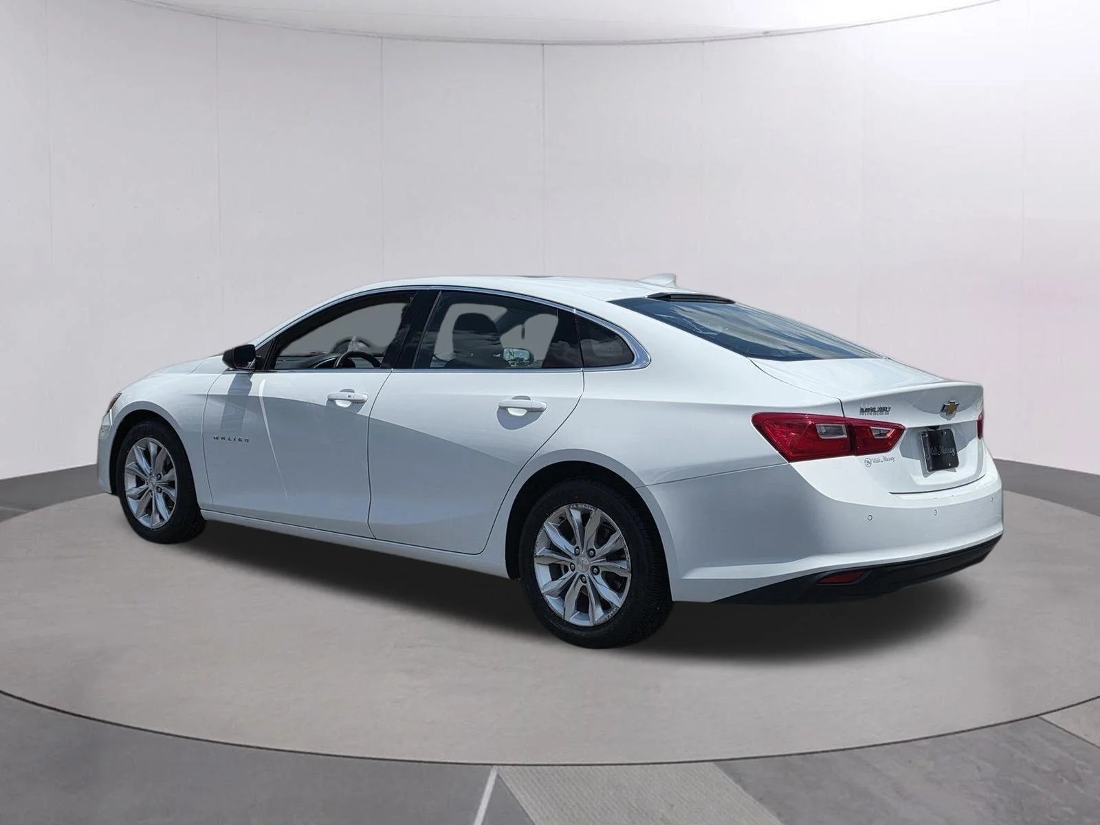 Used 2024 Summit White Chevrolet LT image 3