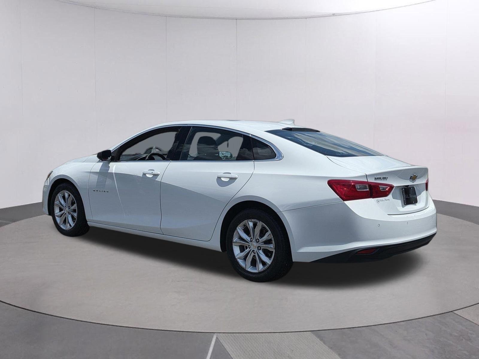 Used 2024 Summit White Chevrolet LT image 3