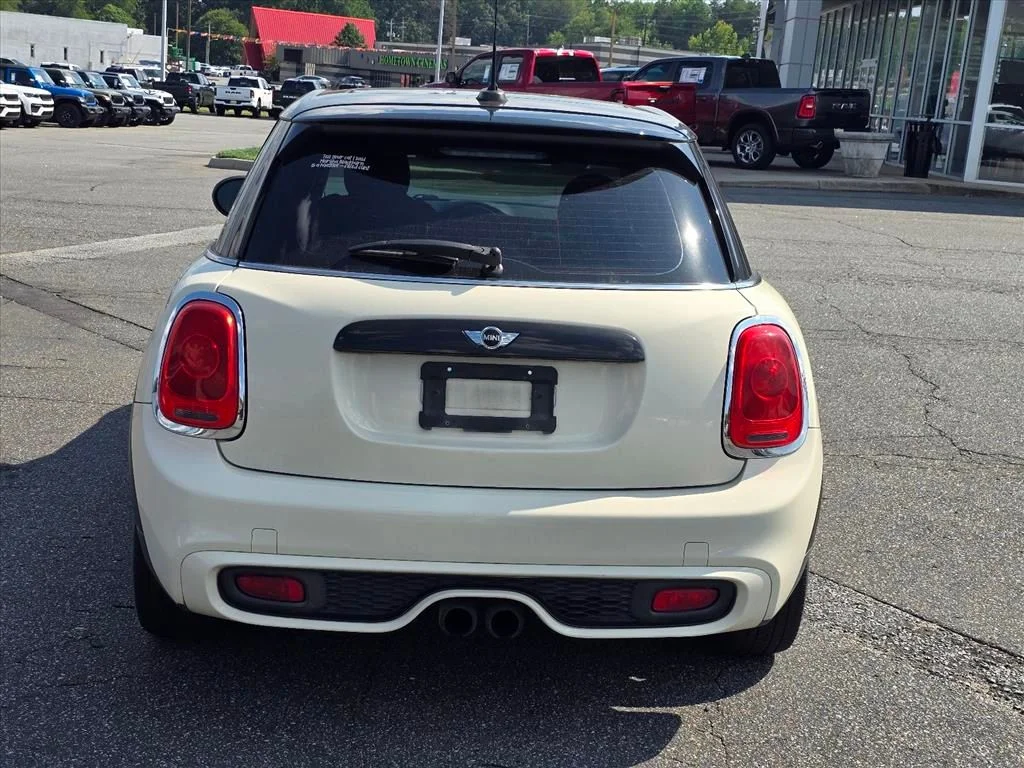 Used 2016 White MINI Base image 11