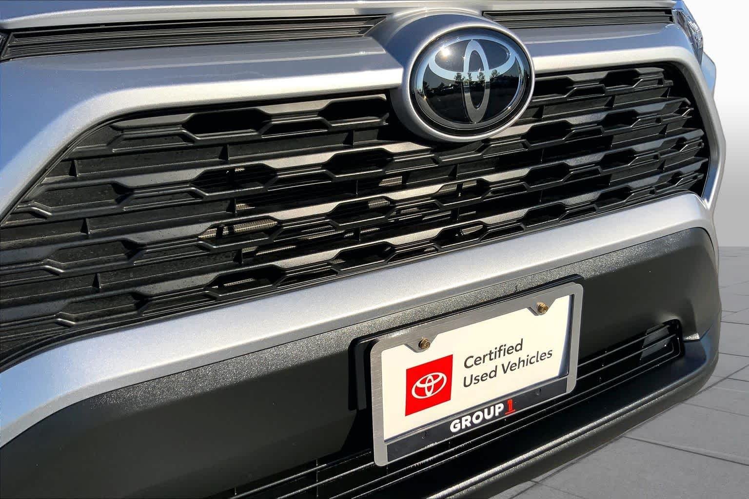 Used 2025 Silver Sky Metallic Toyota LE image 29