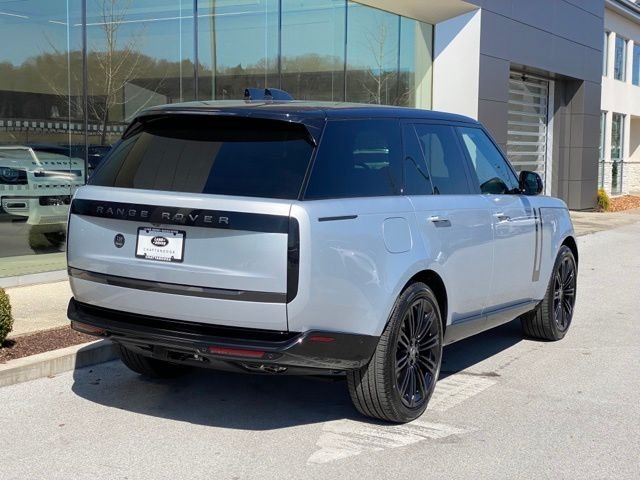 Used 2025 Silver Land Rover SE image 4