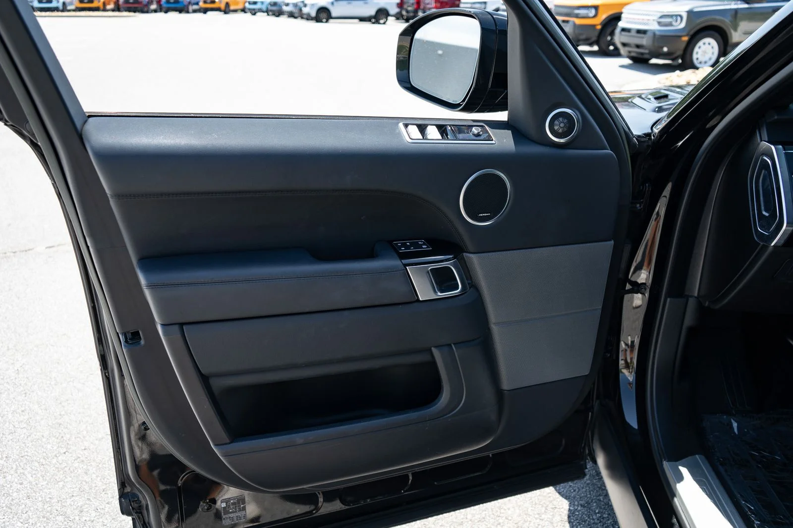 Used 2022 Black Land Rover HSE Silver Edition image 17