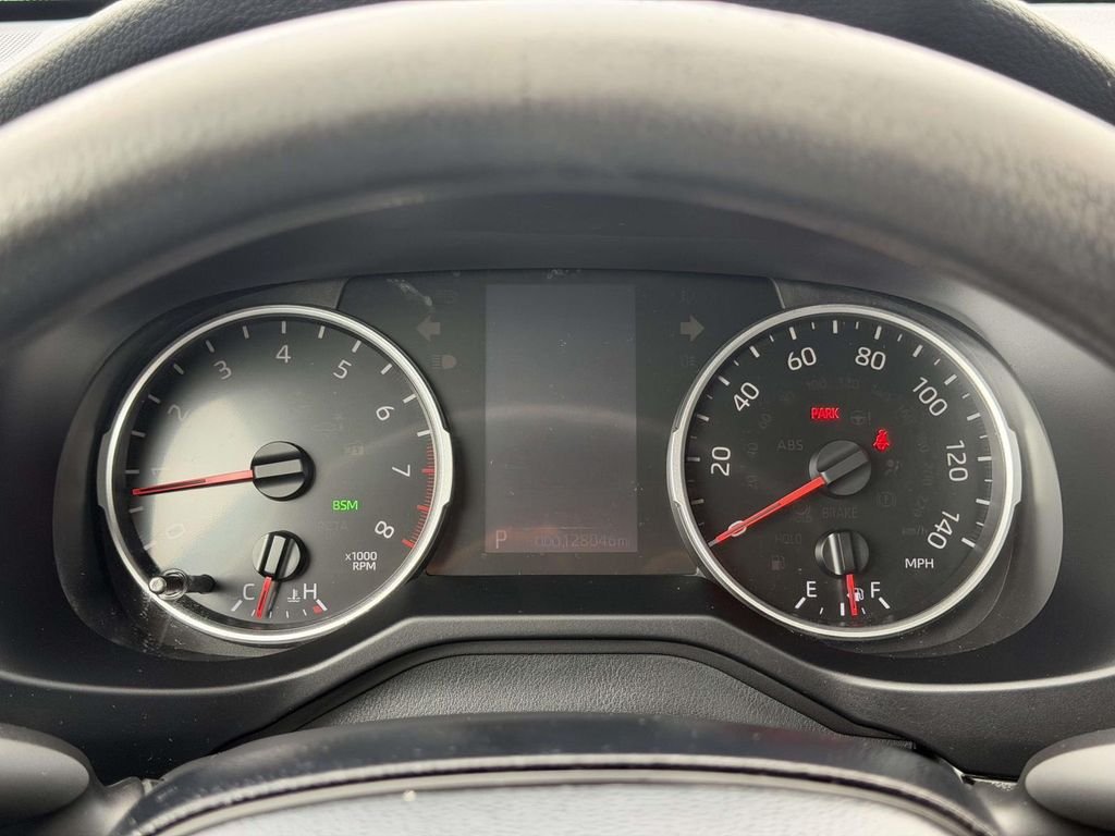 Used 2021 Silver Toyota XLE image 11