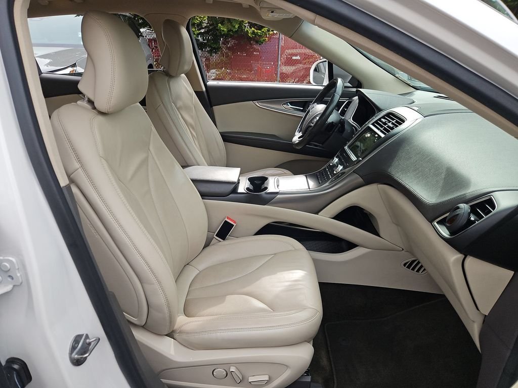 Used 2016 White Platinum Clearcoat Metallic Lincoln Select image 16