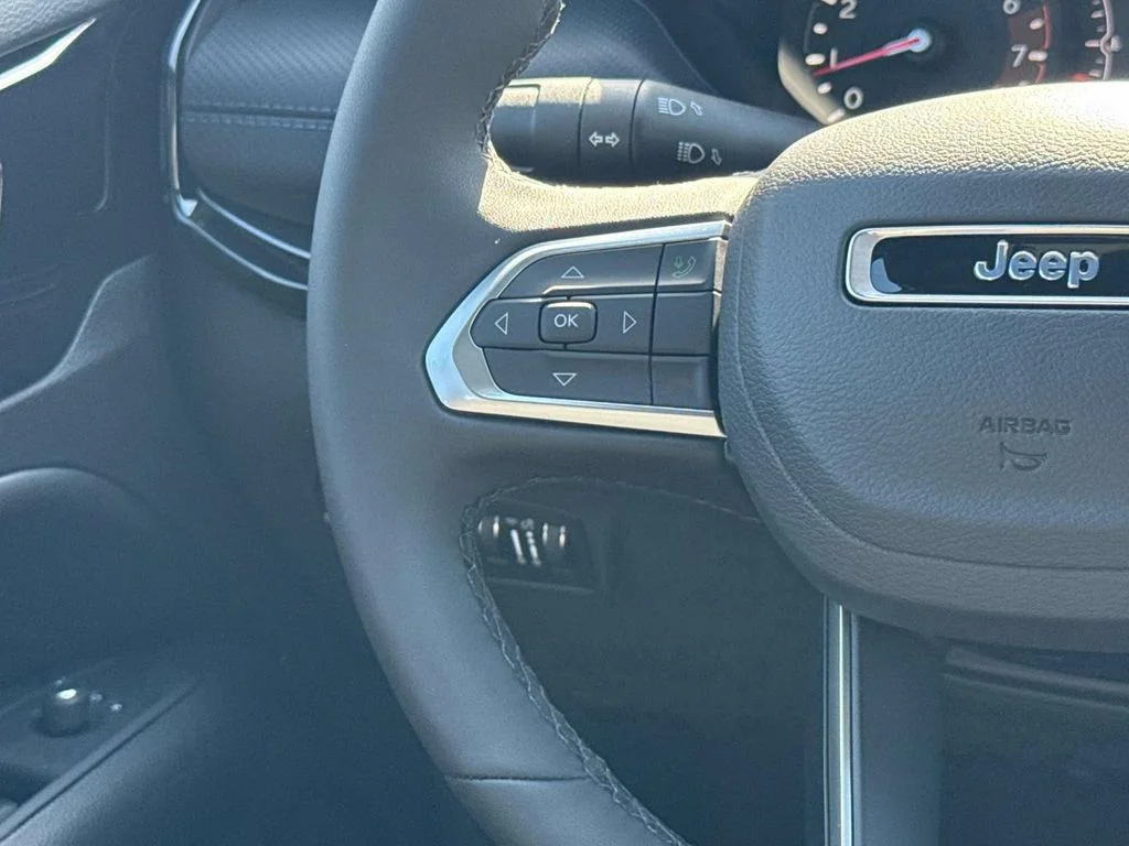 New 2026 Bright White Clearcoat Jeep Latitude image 13