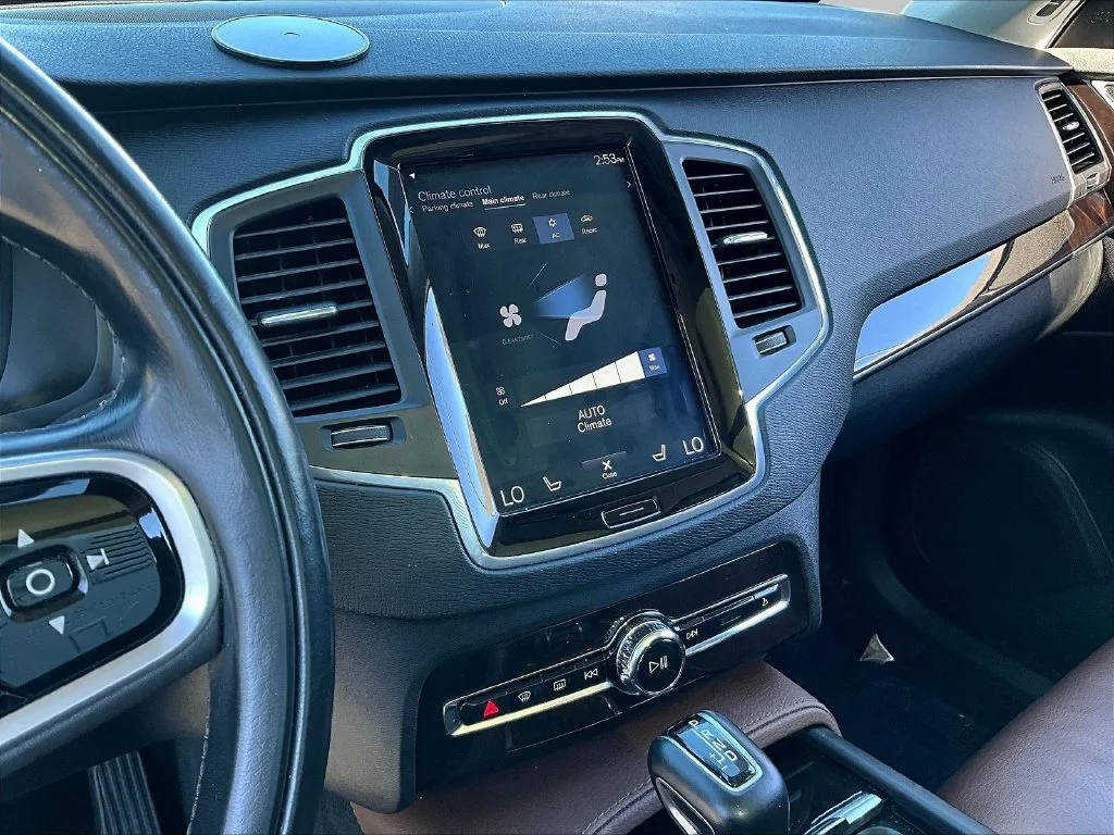 Used 2019 Silver Volvo T6 Momentum image 10