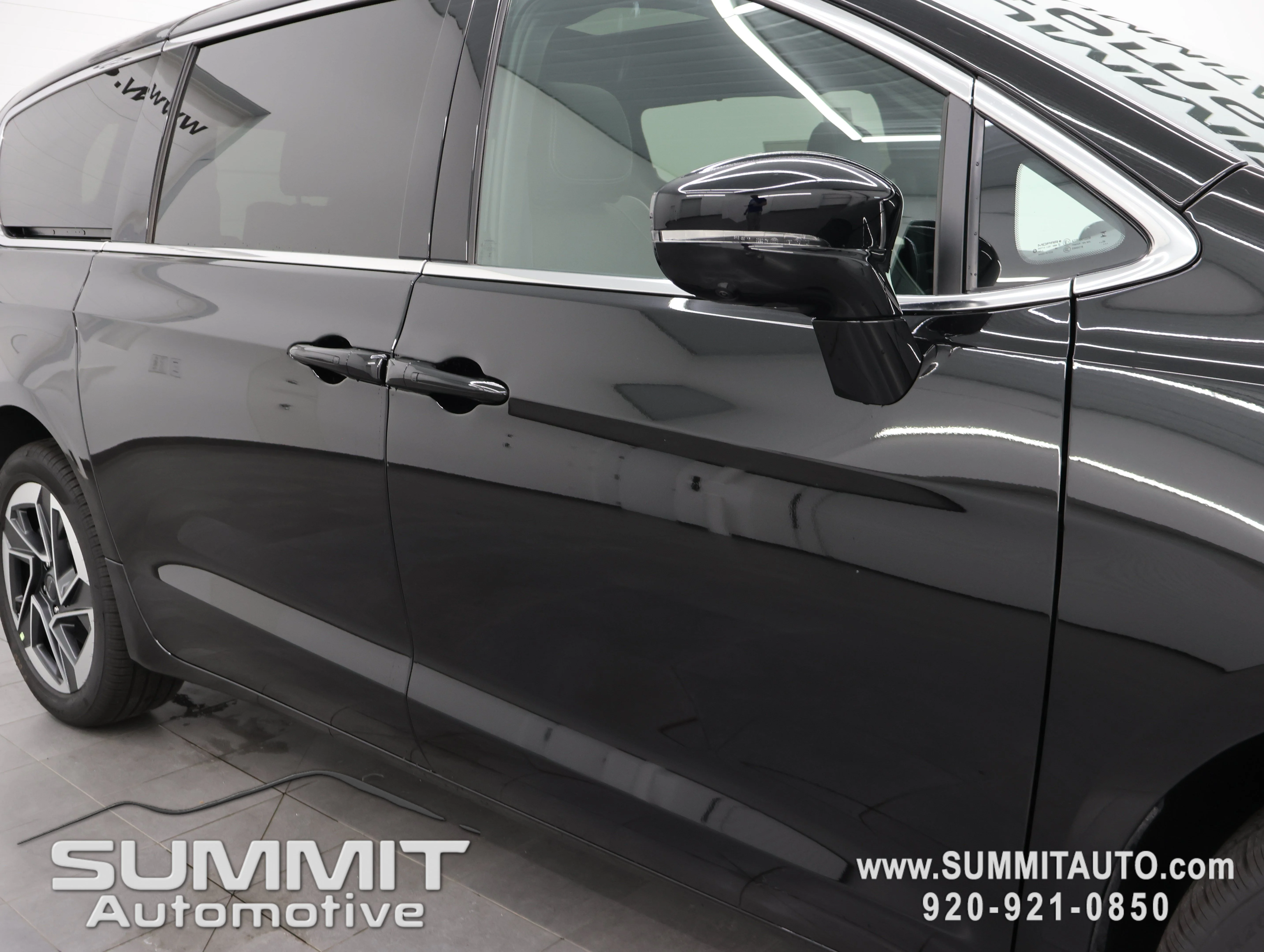 New 2027 Diamond Black Crystal Pearl-Coat Exterior Paint Chrysler Limited image 30