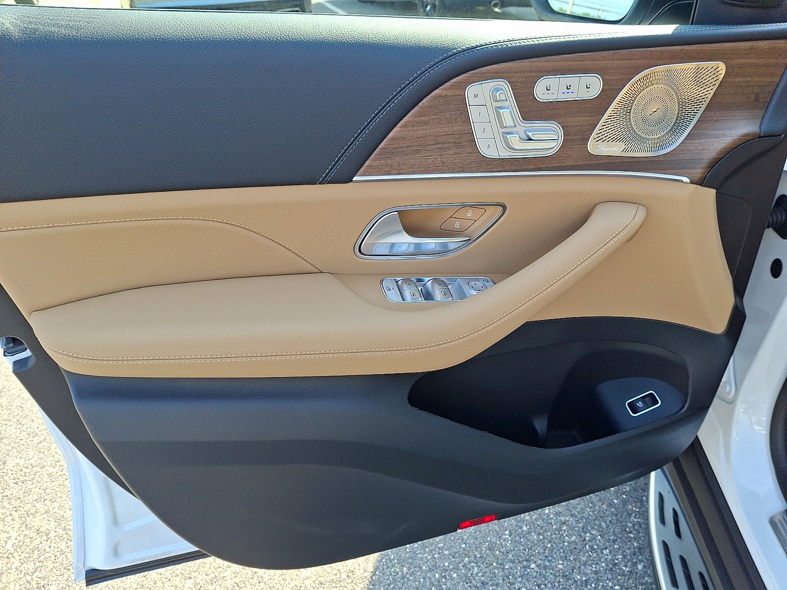 New 2026 MANUFAKTUR Moonlight White Metallic Mercedes-Benz GLE 350 image 7