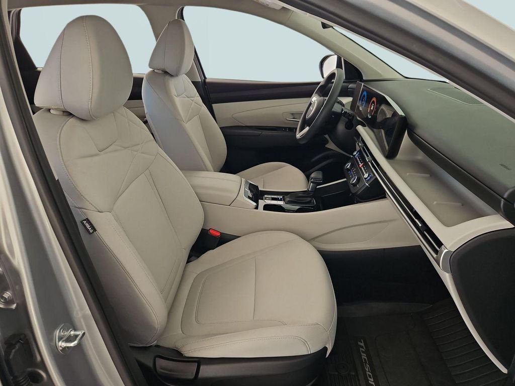 Used 2025 Silver Hyundai SE image 28