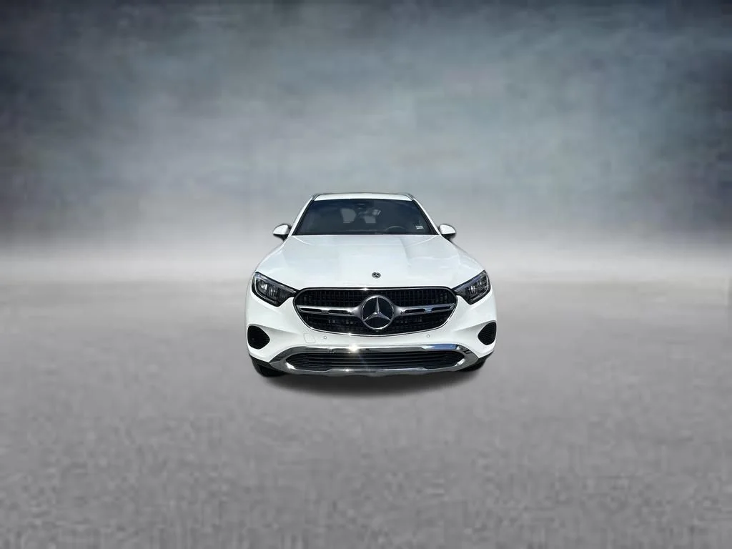 Used 2025  Mercedes-Benz GLC 300 image 2