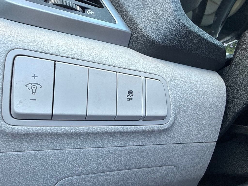 Used 2016 Silver Hyundai Eco image 7