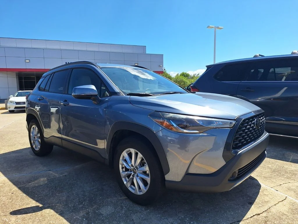 Used 2022  Toyota LE image 3