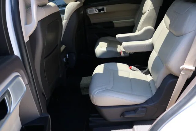 Used 2020 White Metallic Ford Platinum image 24