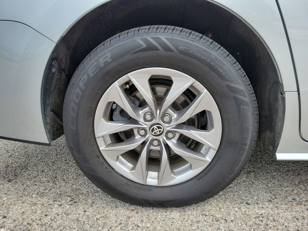 Used 2022  Toyota LE image 5