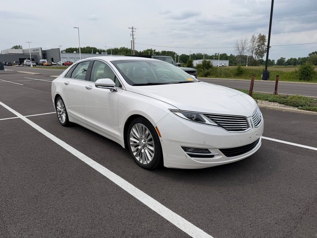Used 2014 White Lincoln Base image 3