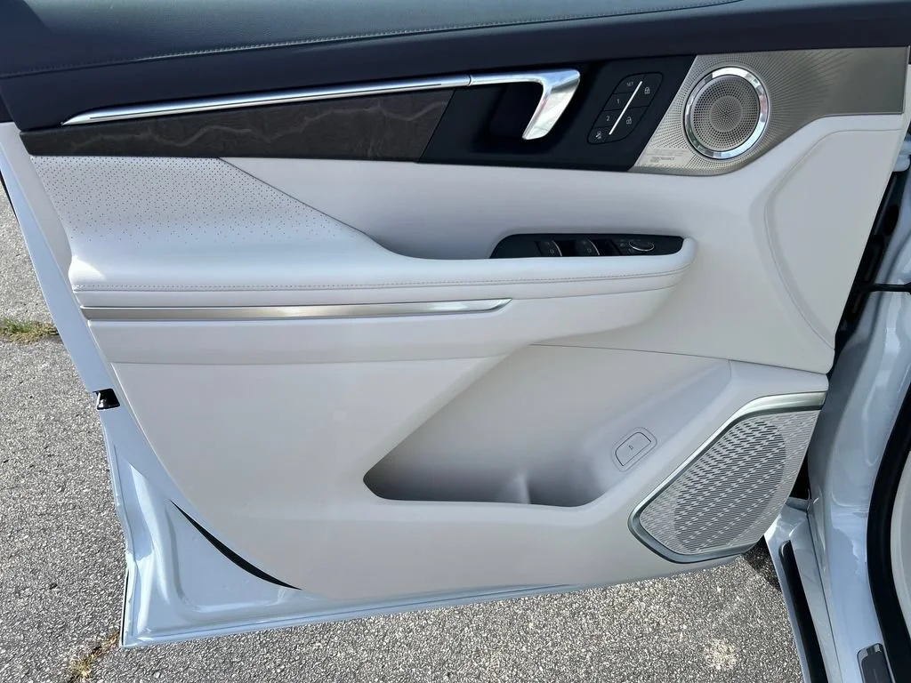 New 2027 Iridescent White Tricoat Buick Avenir image 42