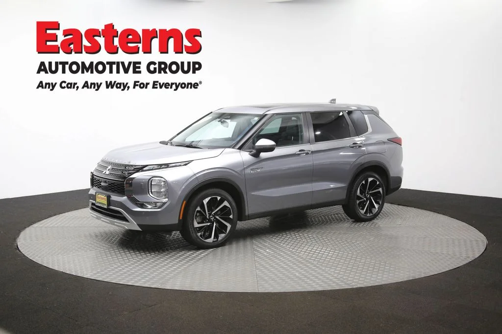 Used 2023 Silver Mitsubishi SE image 57