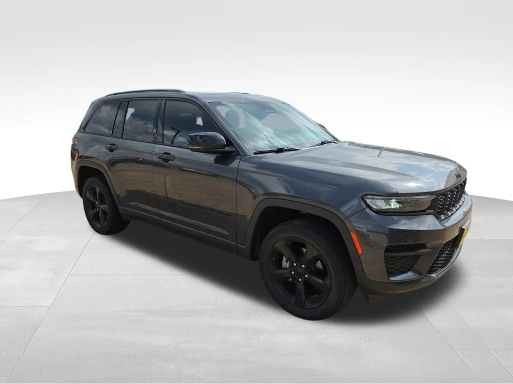 Used 2023 Gray Jeep Altitude X image 3