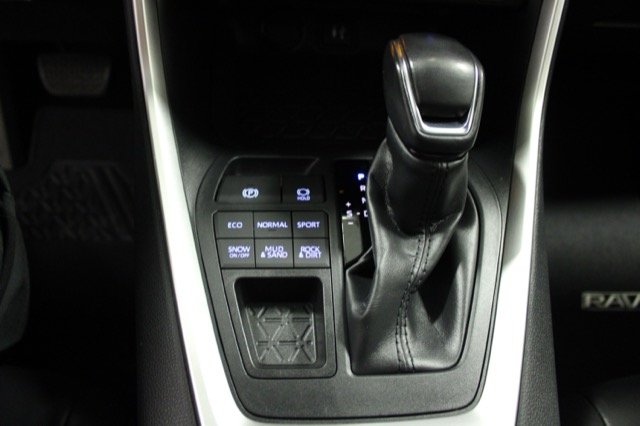 Certified Used 2019 Silver Toyota Xle premium image 9