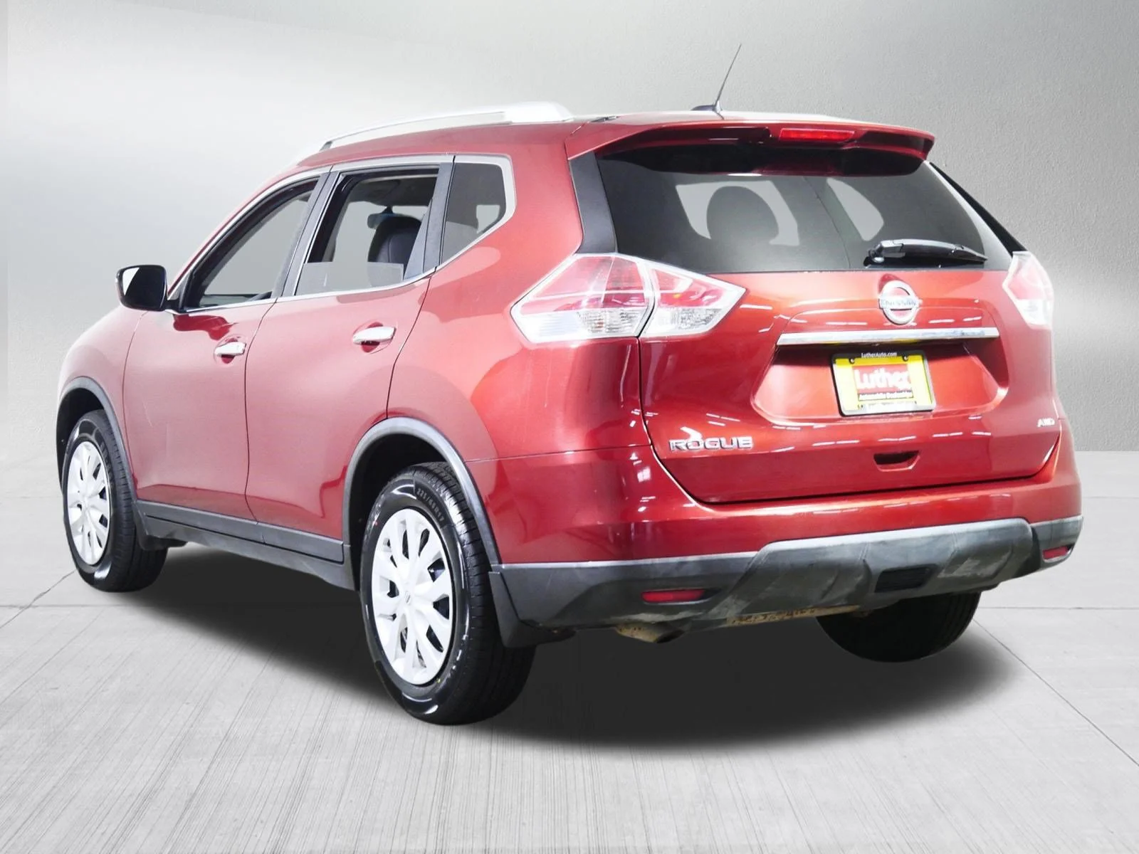 Used 2016 Cayenne Red Nissan S image 5