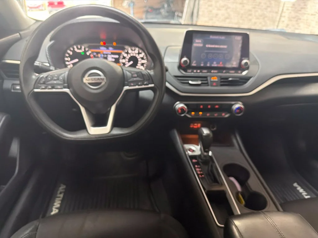 Used 2020 Brilliant Silver Metallic Nissan 2.5 S image 14