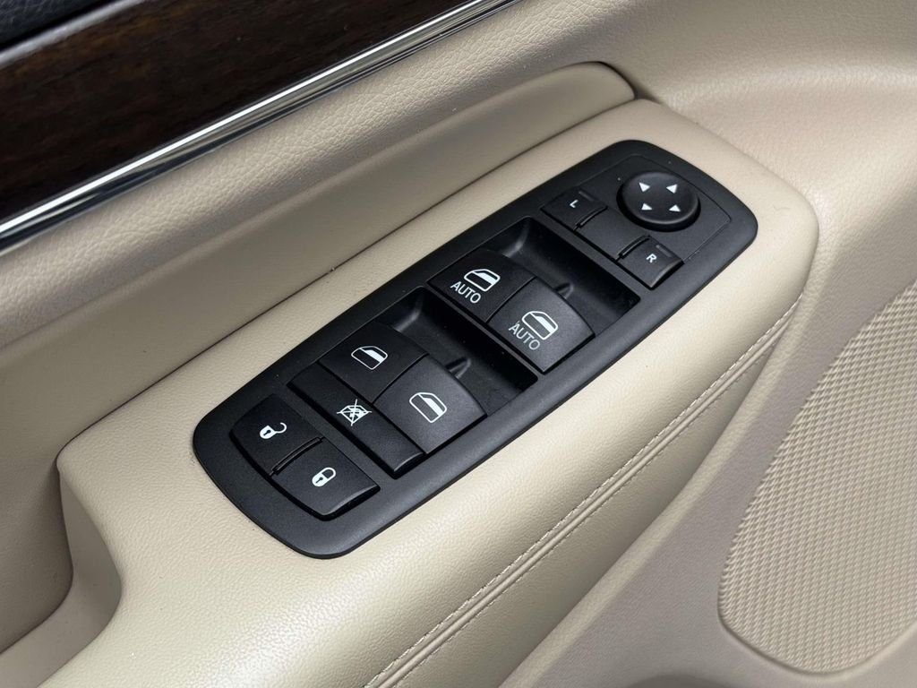 Used 2014 Black Jeep Limited image 27