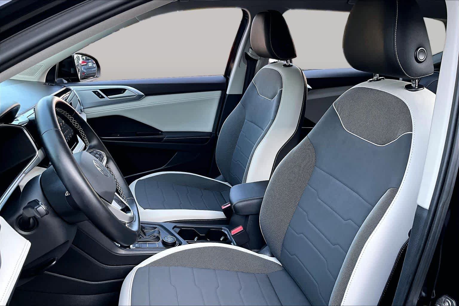 Pre-Owned 2025 Volkswagen Taos SE