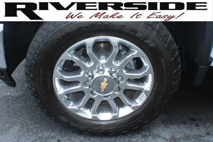 Used 2025 Summit White Chevrolet LTZ image 5