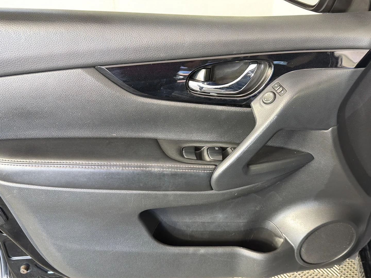 Used 2022 Magnetic Black Pearl Nissan SV image 26
