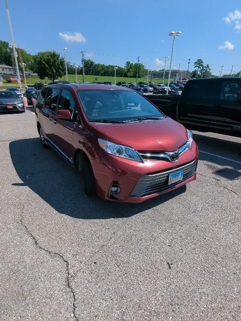 Used 2018 Red Toyota XLE image 7