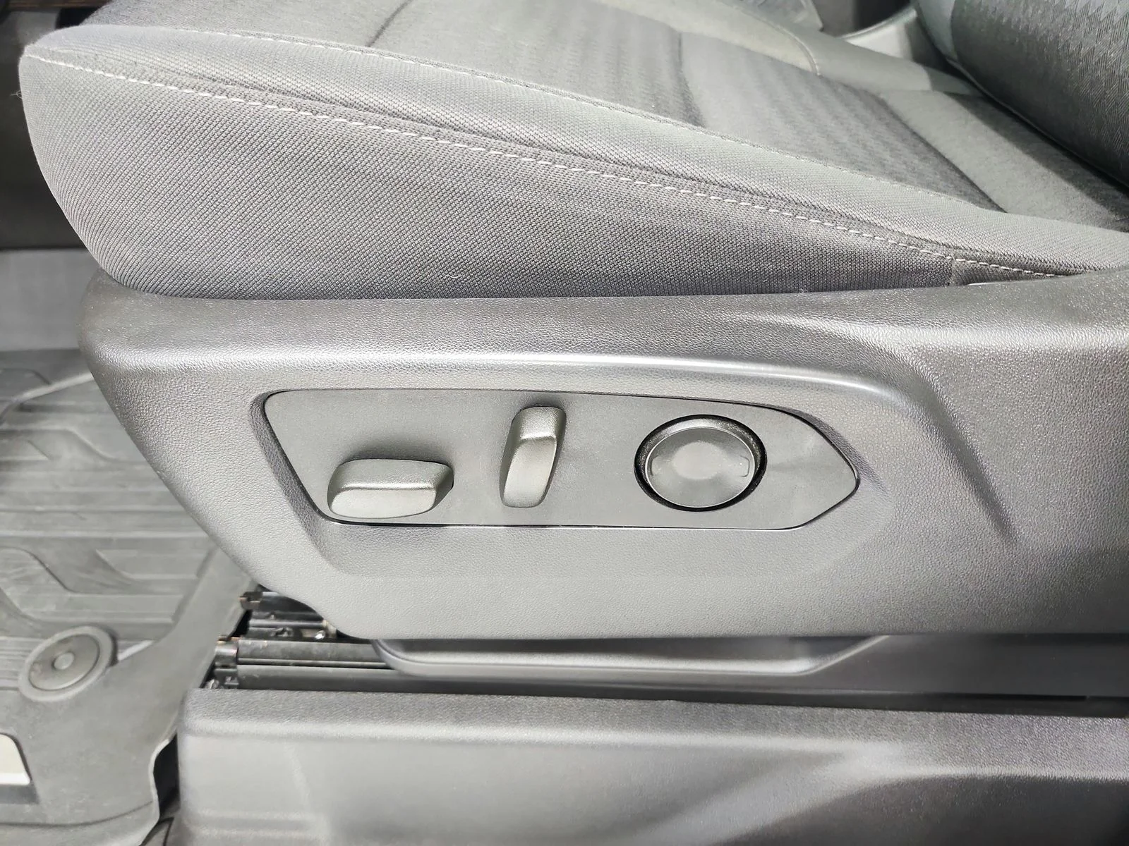 Used 2024 Gray GMC Elevation image 20