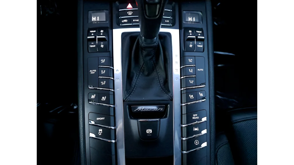 Used 2018  Porsche Base image 26