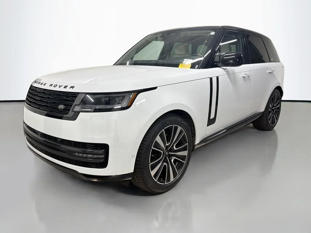 Used 2024  Land Rover SE image 1