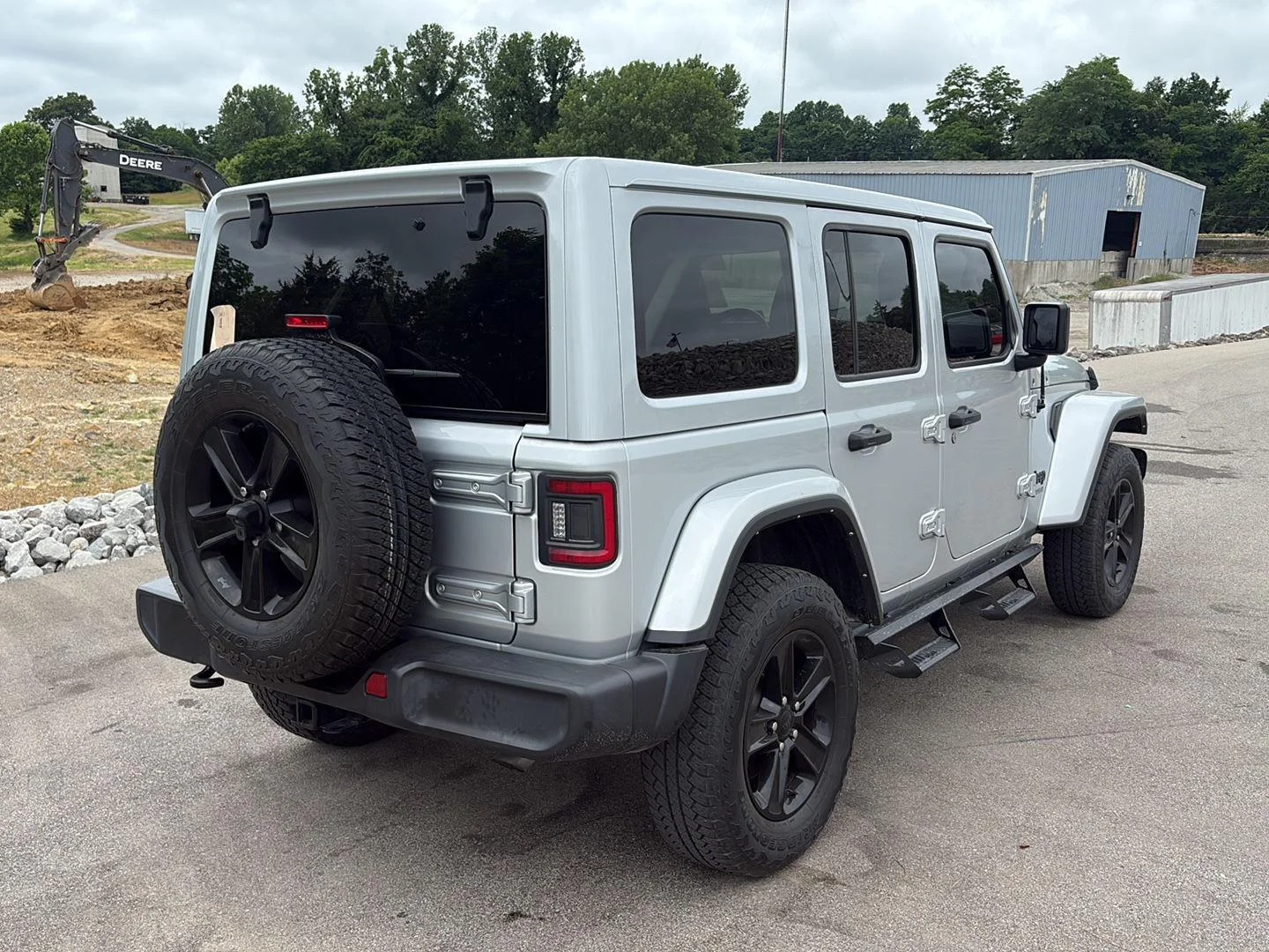 Used 2022 Silver Zynith Clearcoat Jeep Unlimited Sahara Altitude image 3