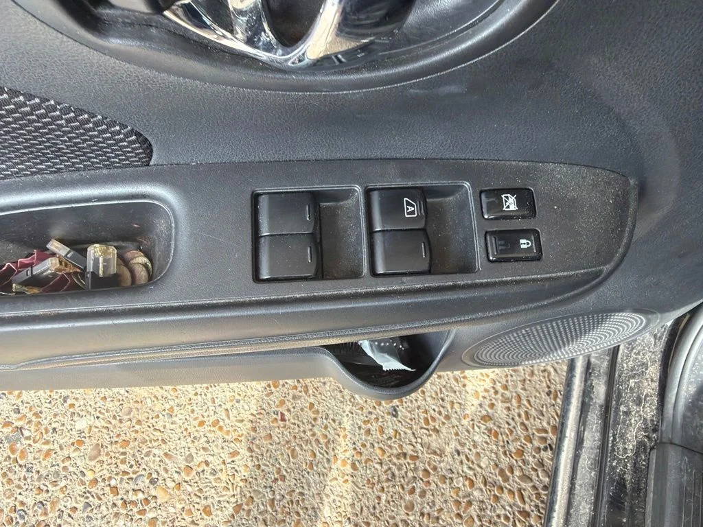 Used 2019 Black Nissan 1.6 SV image 10