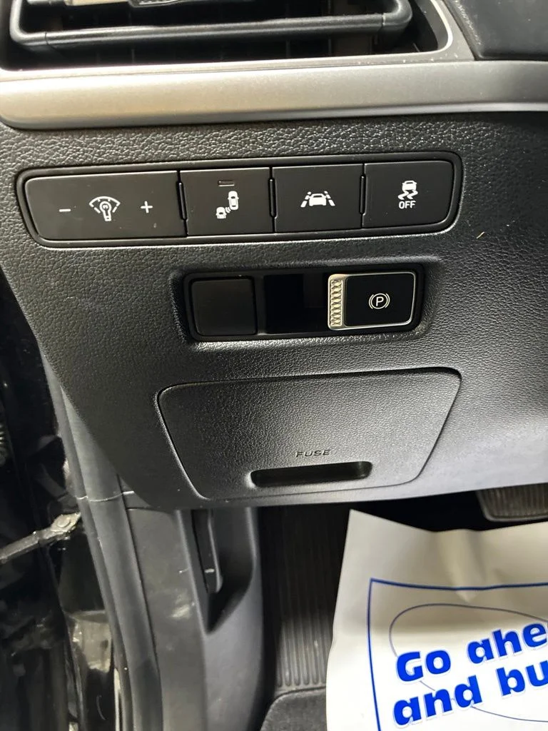 Used 2022 Black Hyundai SE image 12