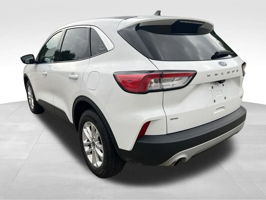 Used 2022 White Ford SE image 9