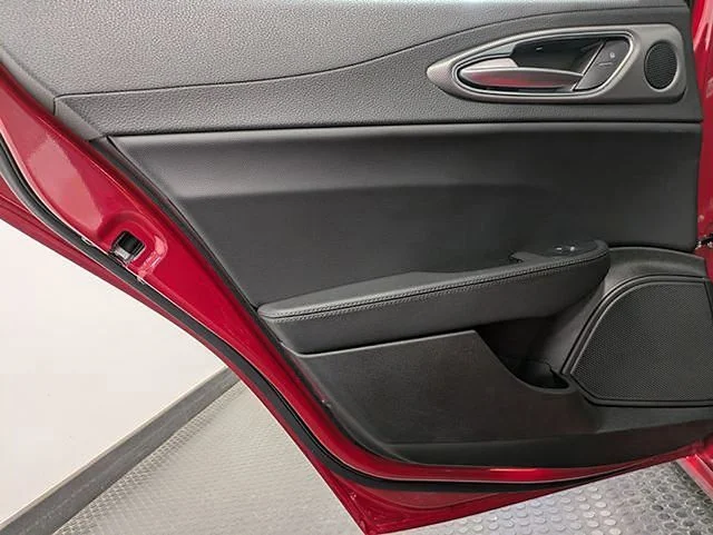 Used 2025  Alfa Romeo  image 25