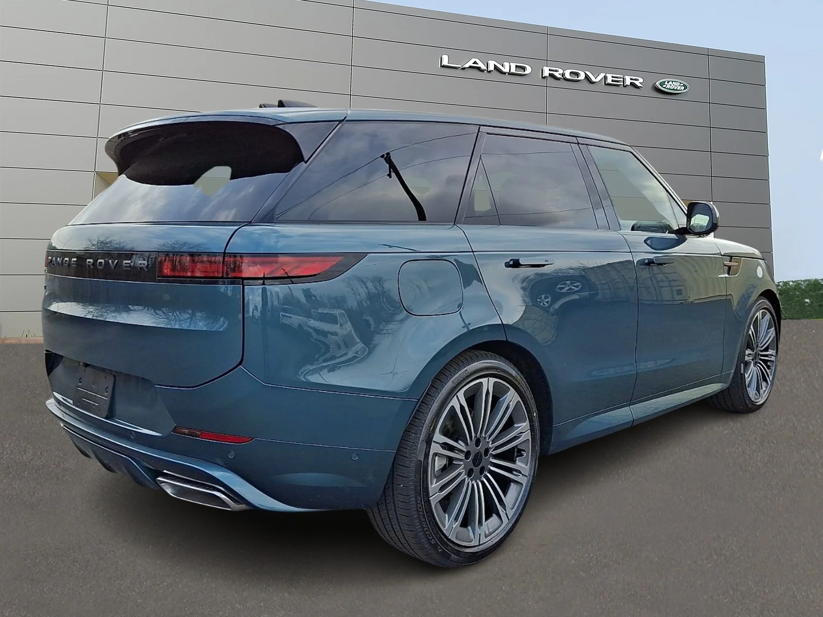 New 2026 Giola Green Land Rover P400 Dynamic SE image 2