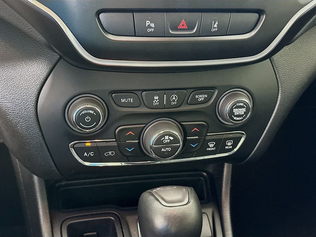Used 2021 Bright White Clearcoat Jeep Latitude Lux image 15