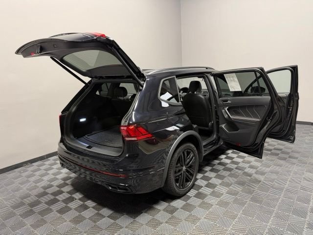 Certified Used 2022 Deep Black Pearl Effect Volkswagen 2.0T SE R-Line Black image 28
