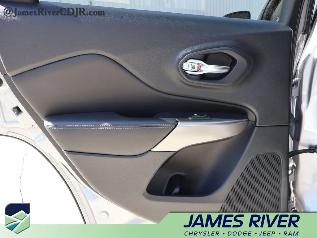 Used 2021 Silver Jeep Latitude Lux image 16