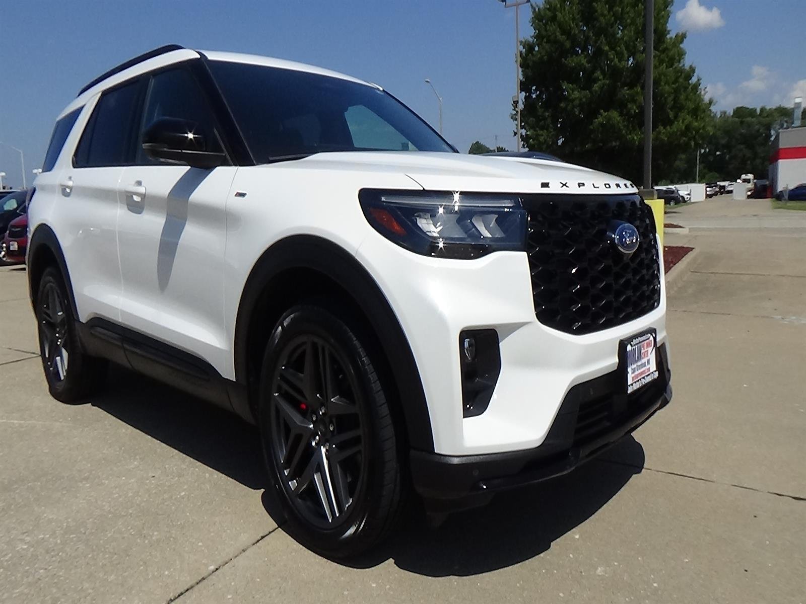 Used 2025 Star White Metallic Tri-Coat (az) Ford ST-Line image 4