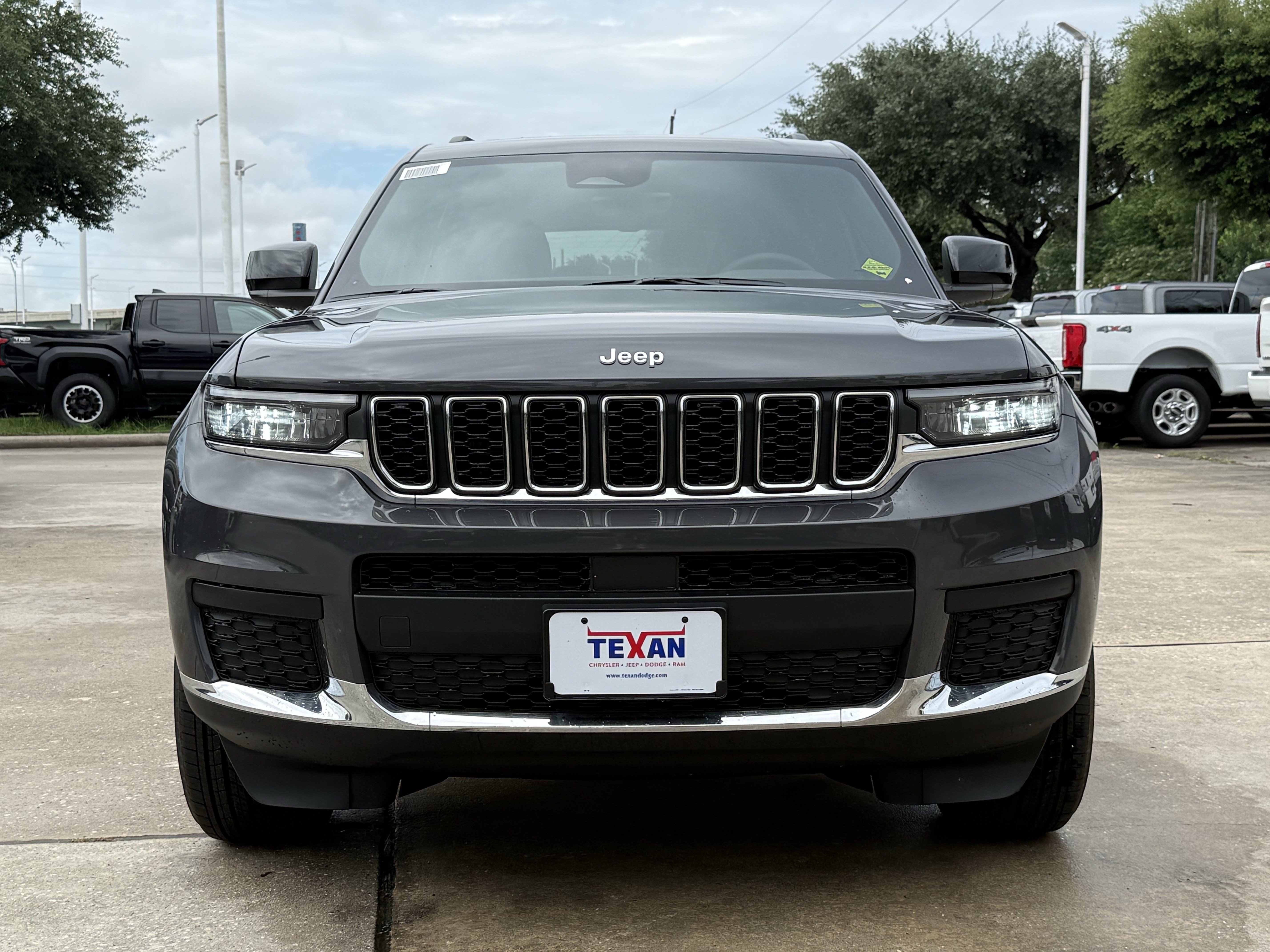New 2026 Baltic Gray Metallic Clear-Coat Exterior Paint Jeep Laredo X image 6