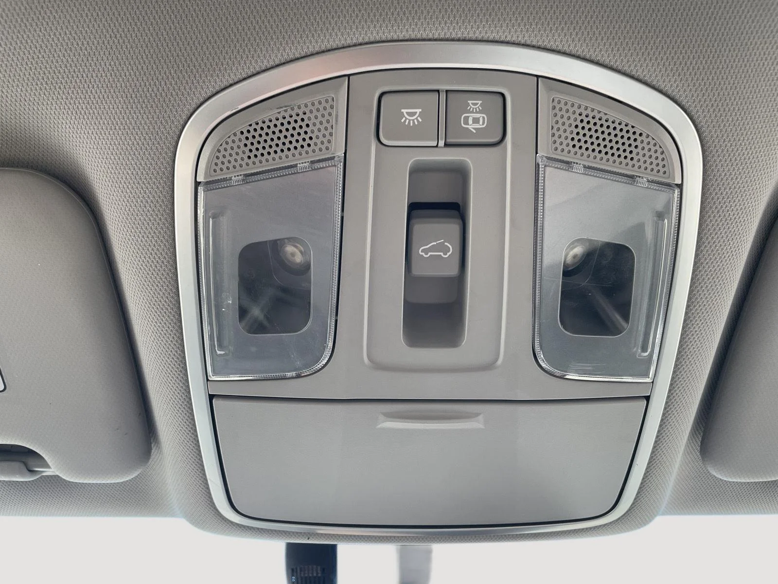 Used 2018 Dazzling White Hyundai Value image 19